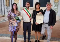 La premiata Elda Rosso con la sua famiglia e l'assessore Giovanni Cismondi 